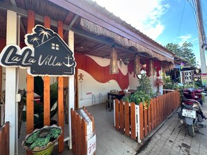 Superior Room, Private Pool, Pool View | Living area | 32-inch Smart TV with digital channels, Netflix, streaming services - Lala Villa Kohlarn (Koh Lan)