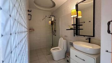 Rom – superior, privat basseng, bassengutsikt | Bad | Dusj, hårføner, badekåper og håndklær