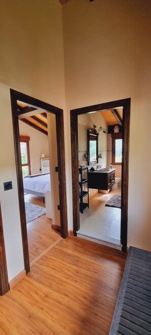 2 chambres, bureau, fer et planche à repasser, draps fournis