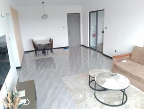 經典公寓 | 起居區 | 55-吋智慧型電視、有線頻道、Netflix、首輪電影