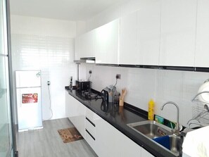 Apartamento clássico | Cozinha privada | Geladeira grande, micro-ondas, fogão, liquidificador