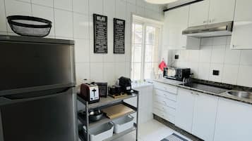 Een koffiezetapparaat/waterkoker, een koelkast, een microgolfoven