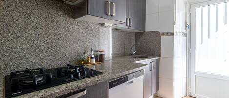 Frigorífico, microondas, horno y placa de cocina