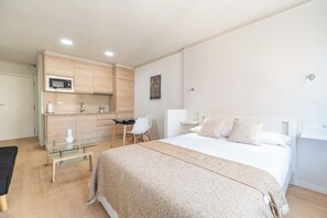 Iron/ironing board, free WiFi, bed sheets