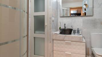 Douche, serviettes fournies, savon, shampoing