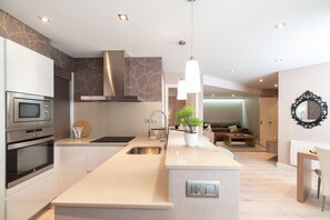 Réfrigérateur, four à micro-ondes, un four, surface de cuisson