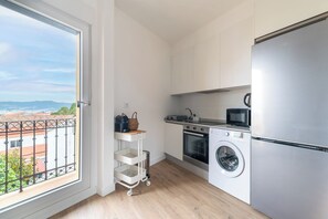 Fridge, microwave, oven, stovetop - The little terrace (Vigo)