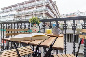 Outdoor dining - The Balcony of Progreso with parking (Vigo)