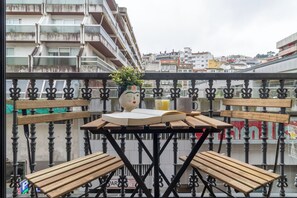 Outdoor dining - The Balcony of Progreso with parking (Vigo)