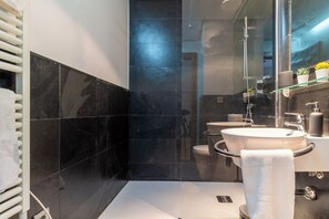 Shower, towels, soap, shampoo - The Balcony of Progreso with parking (Vigo)