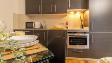 Coffee/tea maker, fridge, microwave, oven