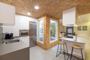 Kjøleskap, mikrobølgeovn, ovn og kokeplater