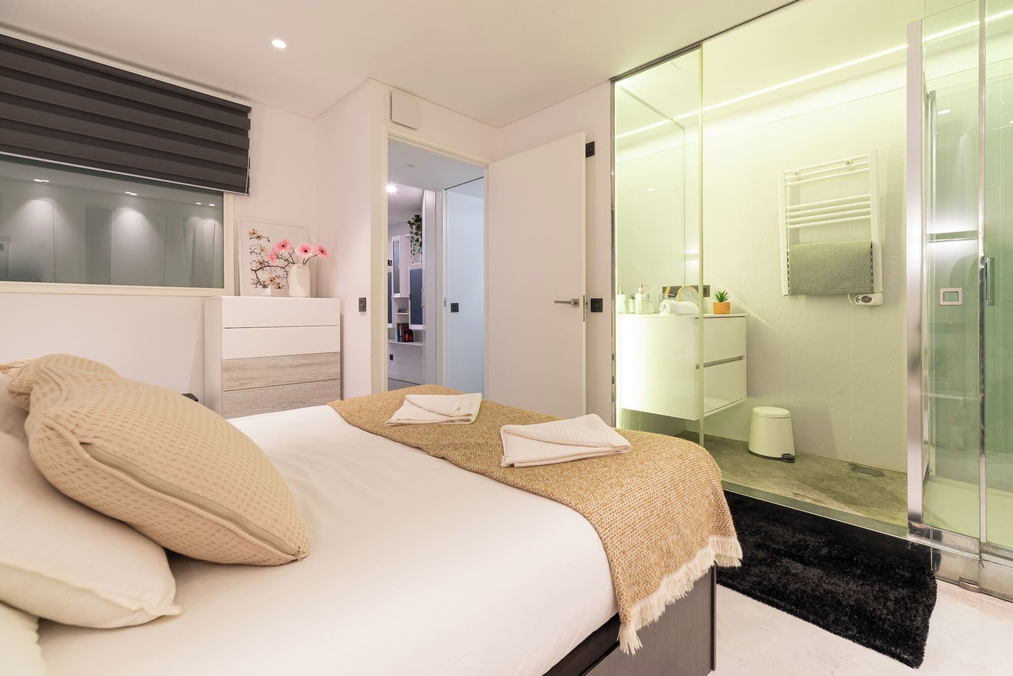 Iron/ironing board, free WiFi, bed sheets