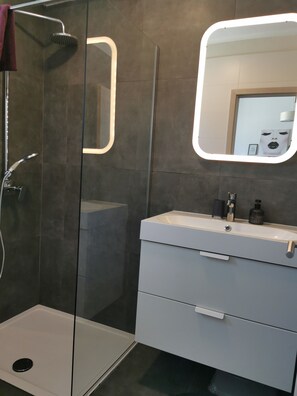 Shower, hair dryer, towels, soap - Charming 3-bedroom villa with AC and WiFi in fantastic Pula (Pula)