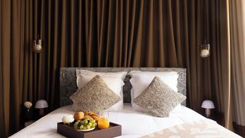 Een bureau, een strijkplank/strijkijzer, gratis wifi, beddengoed