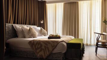 Een bureau, een strijkplank/strijkijzer, gratis wifi, beddengoed