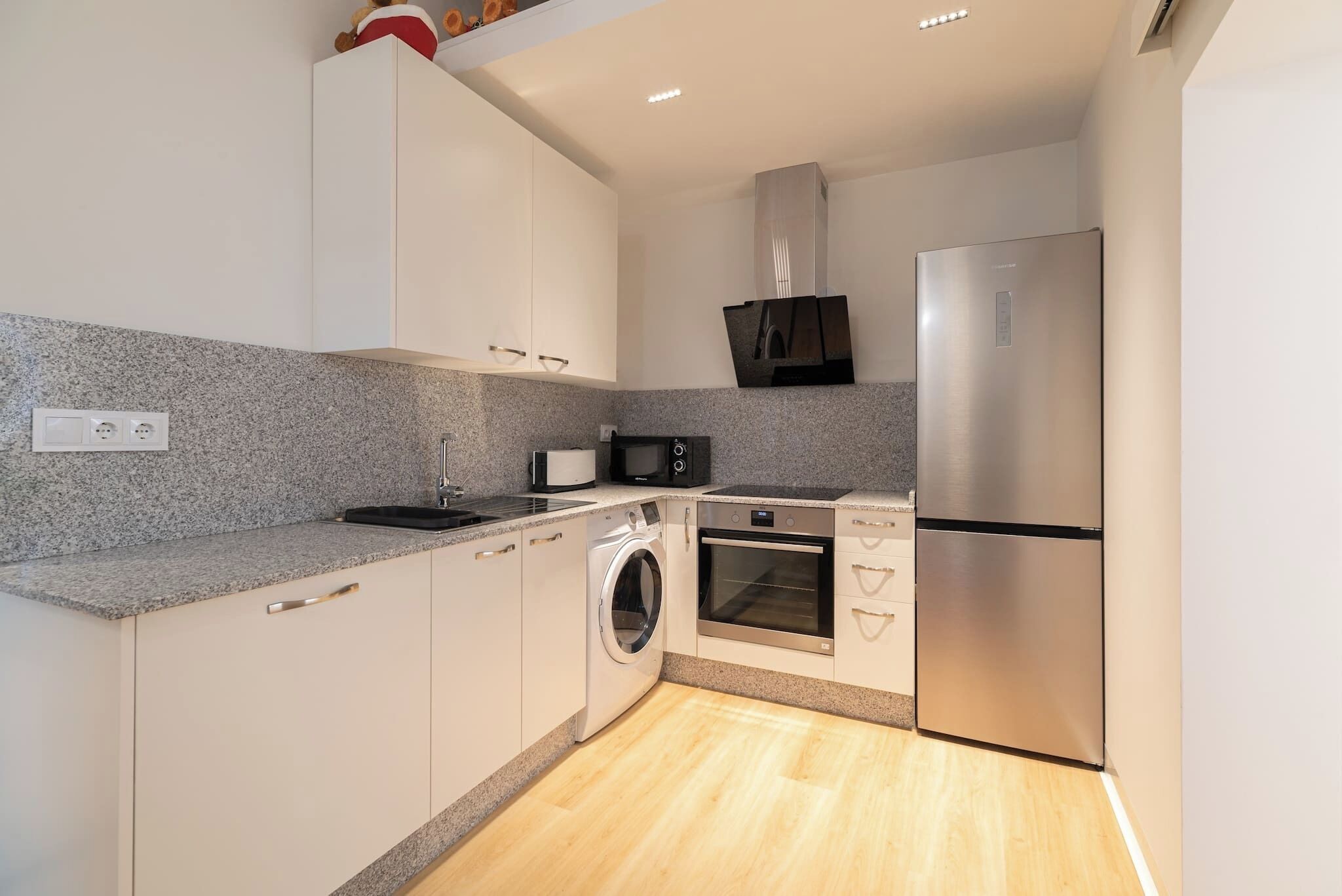 Kjøleskap, mikrobølgeovn, ovn og oppvaskmaskin