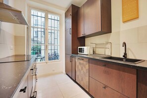 Fridge, microwave, oven, stovetop - Spacious apartment - 3BR-8P - Ternes (Paris)