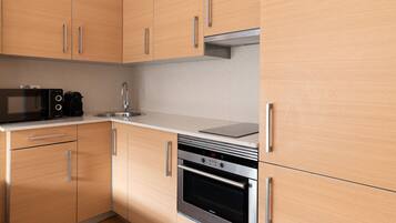 Fridge, microwave, oven, coffee/tea maker