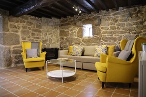 Fernseher, Kamin, Tischtennisplatte