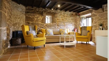 Télévision, cheminée, table de tennis de table