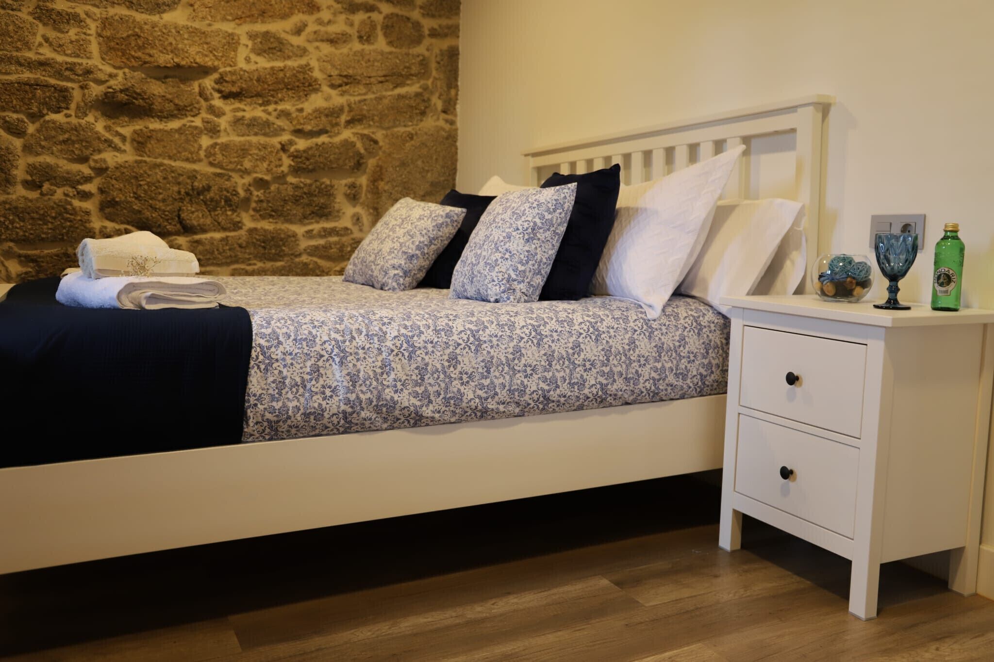 3 slaapkamers, een strijkplank/strijkijzer, gratis wifi, beddengoed