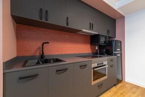 Coffee/tea maker, fridge, microwave, oven