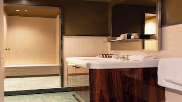 Suihku, hiustenkuivaaja, pyyhkeet, saippua