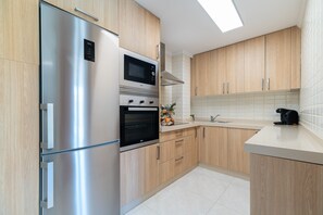 Refrigerador, microondas, horno, cafetera/tetera