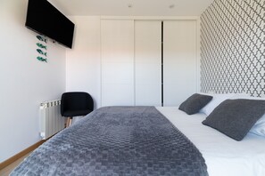 1 chambre, fer et planche à repasser, draps fournis