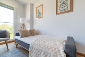 1 quarto, ferros/tábuas de passar roupa, roupa de cama