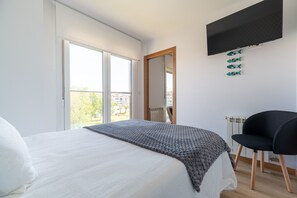 1 habitación, tabla de planchar con plancha y ropa de cama 
