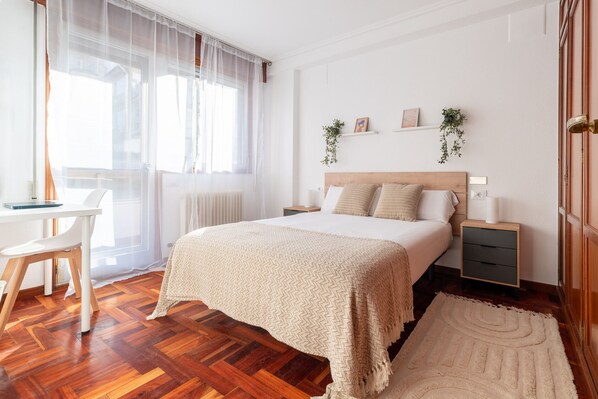 4 bedrooms, iron/ironing board, free WiFi, bed sheets