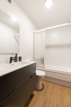 Een douche, handdoeken