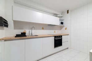 Fridge, microwave, oven, coffee/tea maker