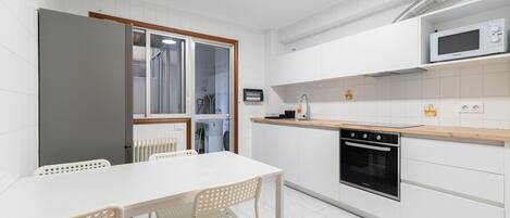 Fridge, microwave, oven, coffee/tea maker