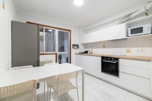 Refrigerador, microondas, horno y cafetera y tetera 