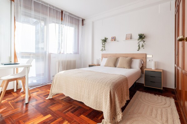 4 slaapkamers, een strijkplank/strijkijzer, gratis wifi, beddengoed