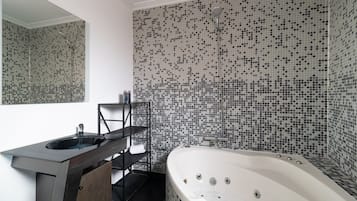 Douche, sèche-cheveux, serviettes fournies