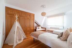 4 bedrooms, iron/ironing board, bed sheets
