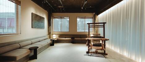 Un interior moderno con un sofá, una silla de madera y una mesa.