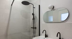 Douche, sèche-cheveux, serviettes fournies, savon