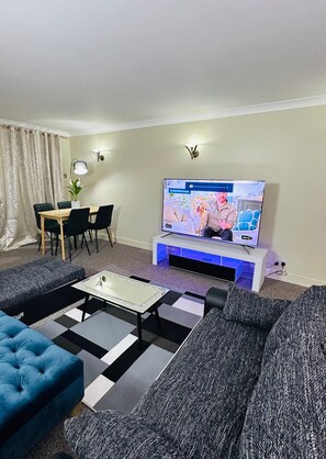 Smart TV - A centrally located well furnished 4-bed apartment in Portsmouth (Portsmouth)