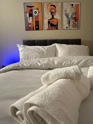 4 bedrooms, iron/ironing board, WiFi, bed sheets - A centrally located well furnished 4-bed apartment in Portsmouth (Portsmouth)