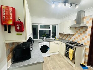 Microwave, oven - A centrally located well furnished 4-bed apartment in Portsmouth (Portsmouth)
