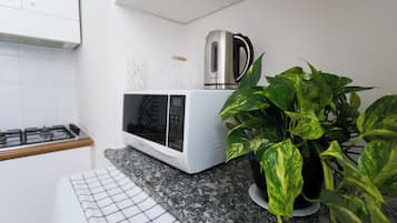 Appartamento (Love & Smile Apartment) | Cucina privata | Frigorifero, forno, macchina per caffè espresso, bollitore elettrico