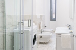 Leilighet (Central & Modern Apartment) | Bad | Dusj, hårføner, bidé og håndklær