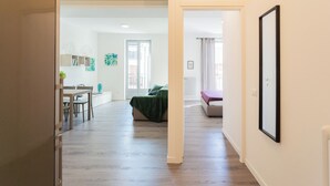 Amplia sala de estar con mesa de comedor, sofá y cama.