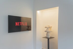 Apartment (2 Bedrooms) | Television - Como Liberty Suites - Garbo by Rent all Como (Como)