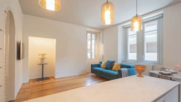 Apartemen (2 Bedrooms) | Area keluarga | Televisi layar datar 32-inci dengan saluran TV kabel